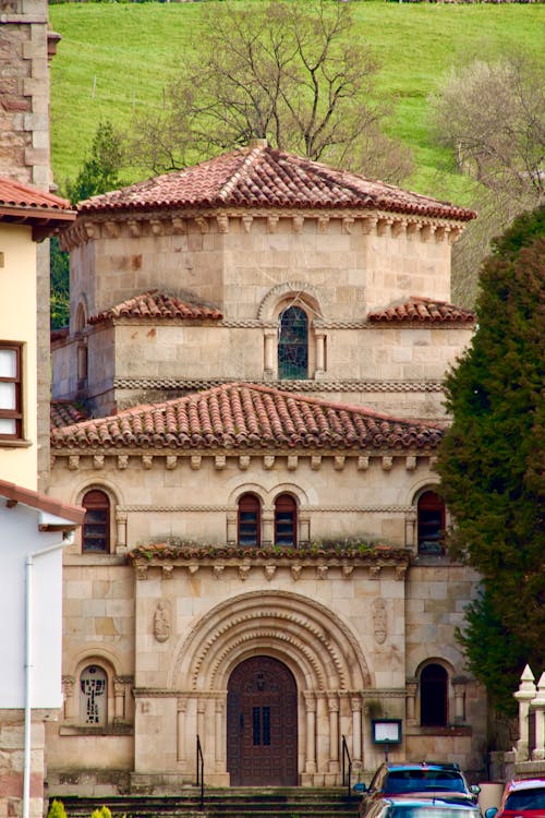Foto profissional grátis de ao ar livre, arquitetura românica, capela
