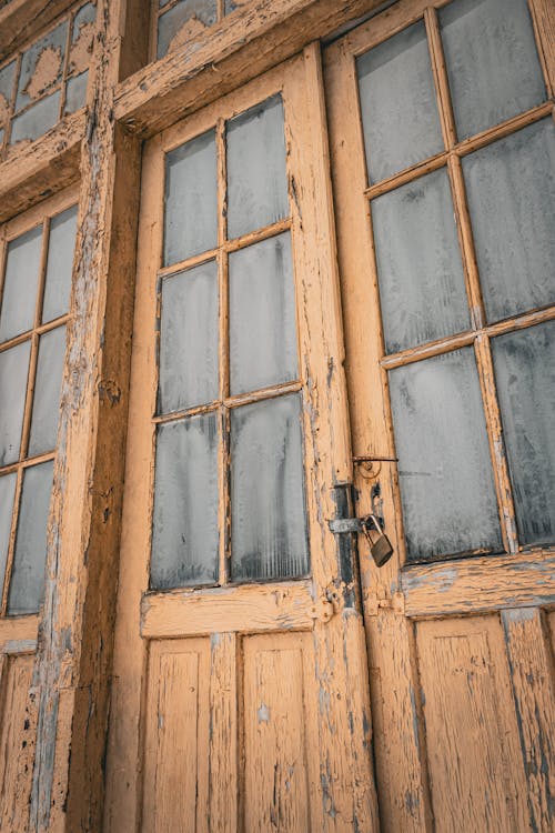 Darmowe zdjęcie z galerii z budynek, drewniane drzwi, kłódka