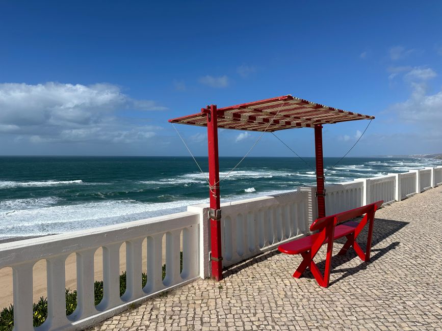 Tuinset van gerecycled materiaal op zonnig terras. Tuinset van gerecycled materiaal op zonnig terras.