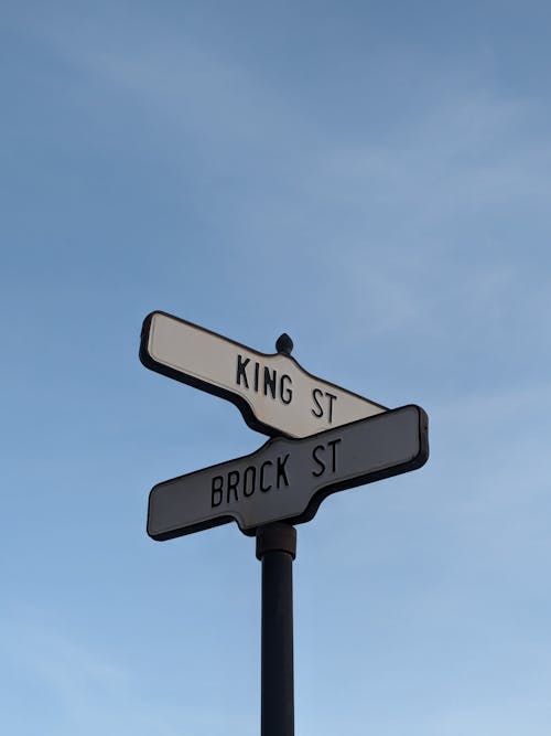 도로 표지판, 로우앵글 샷, 막대기의 무료 스톡 사진