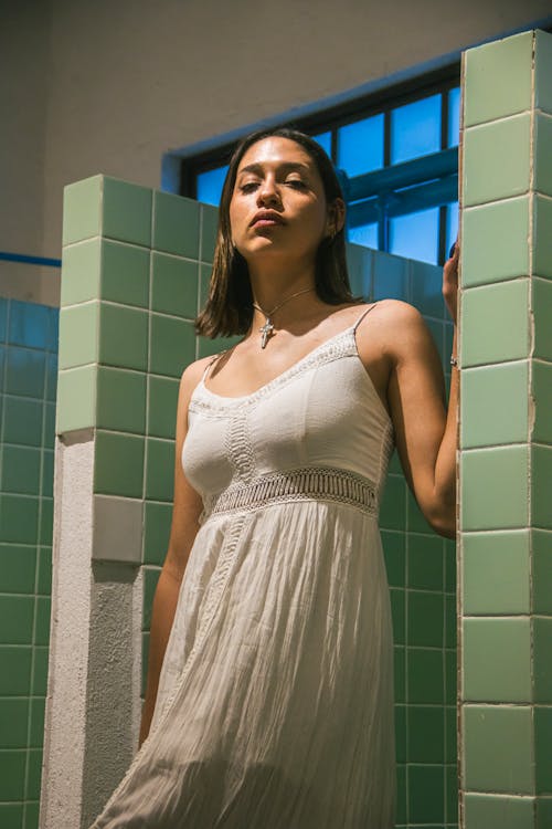 Бесплатное стоковое фото с белое платье, Ванная комната, вертикальный выстрел