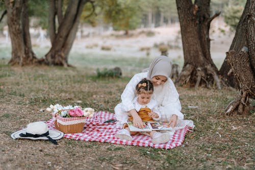 ağaçlar, anne, arkadaşlık içeren Ücretsiz stok fotoğraf