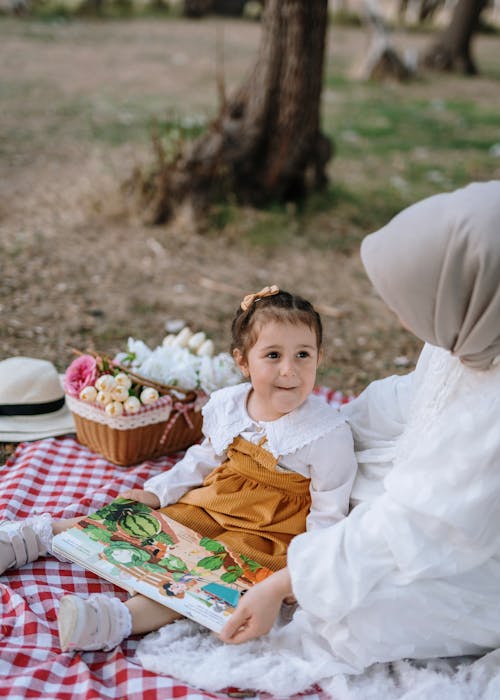 açık hava, ağaç, aile içeren Ücretsiz stok fotoğraf