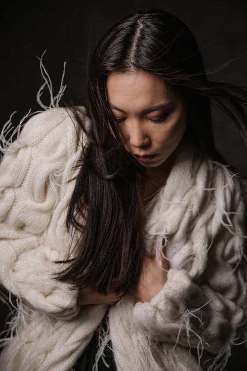 artistik, Asyalı kadın, beyaz kazak içeren Ücretsiz stok fotoğraf