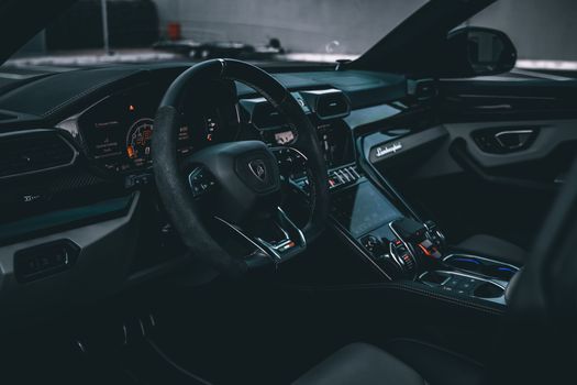 Friedliche Automobil-Aufnahme mit Auto & Modern