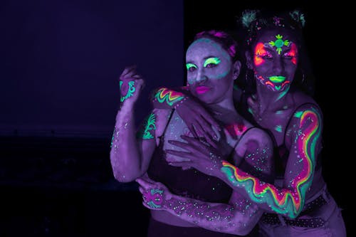Darmowe zdjęcie z galerii z fluorescencyjny, kobiety, makijaż