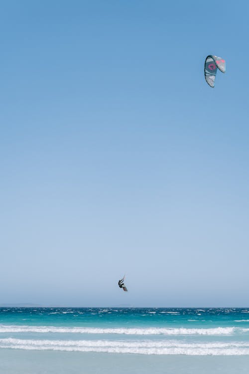 Fotobanka s bezplatnými fotkami na tému jasná obloha, kidesurfing, midair