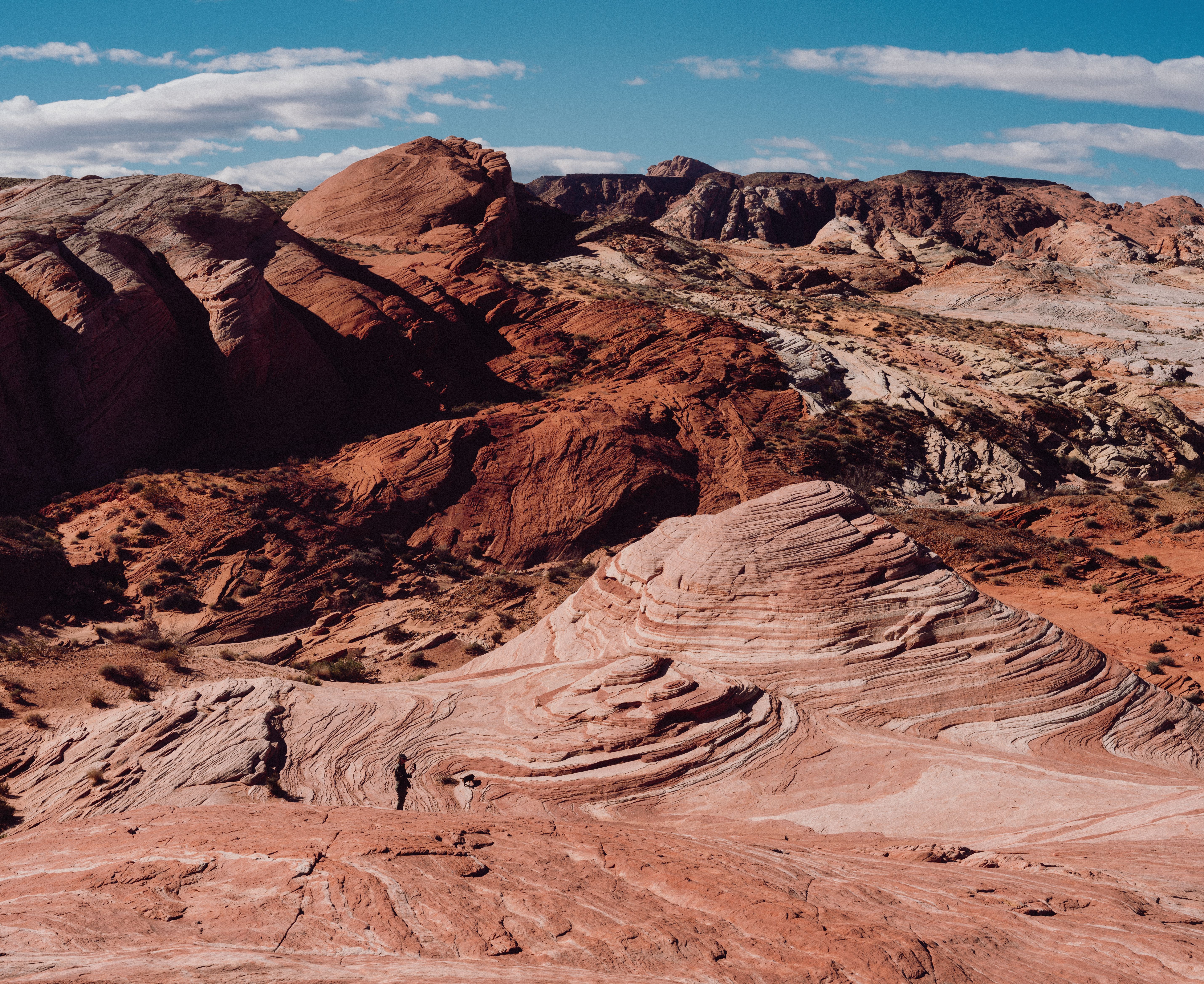 A view of the red rocks in the desert · Free Stock Photo