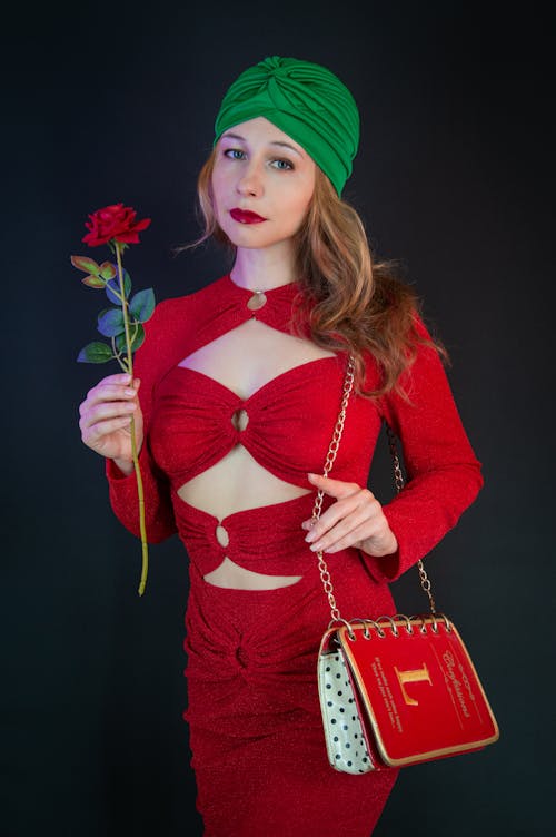 Darmowe zdjęcie z galerii z czerwona sukienka maxi, czerwona torebka, elegancki