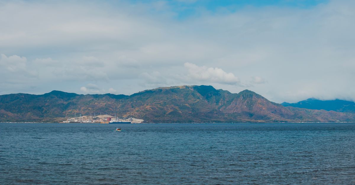 Viajero con una eSIM para Haití mirando el móvil en Puerto Príncipe