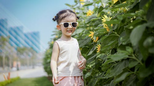 ayakta, çalılar, gülümsemek içeren Ücretsiz stok fotoğraf