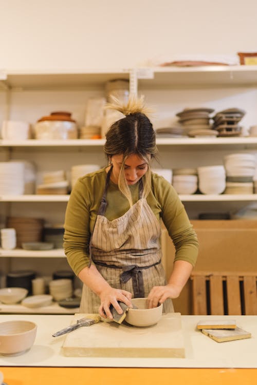 apron, aşağı bakıyor, Çalışmak içeren Ücretsiz stok fotoğraf