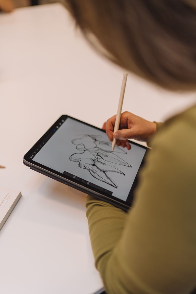 Artista digital ilustrando con lapiz optico sobre tableta