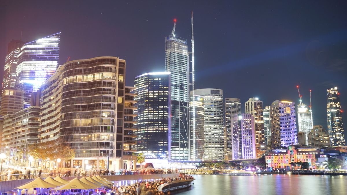 비비드 시드니 — Illuminated skyline of Sydney featuring modern skyscrapers and waterfront promenade at night.