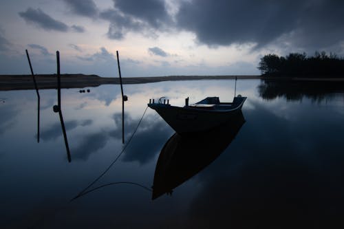 A boat is sitting on the water at night