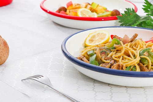 A plate of food with noodles and vegetables on it