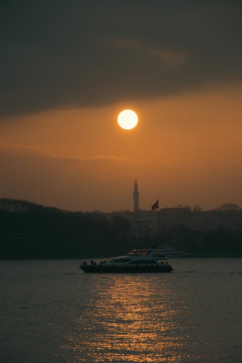 Бесплатное стоковое фото с вертикальный выстрел, вечер, водный транспорт