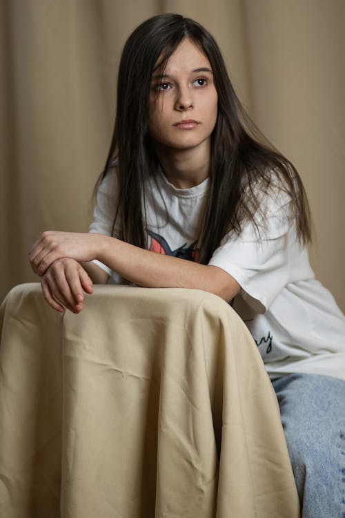 Foto profissional grátis de adolescente, apoiando, cabelo comprido