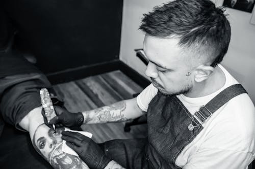 Foto stok gratis ahli tato, artis, bekerja