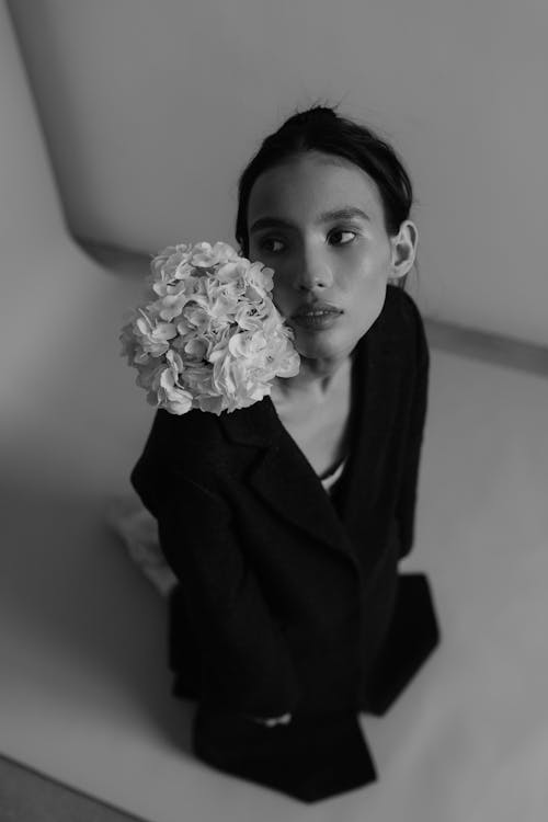 Immagine gratuita di bianco e nero, bouquet, cappotto