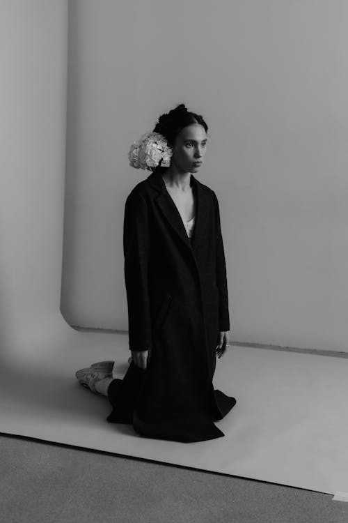 Immagine gratuita di bianco e nero, cappotto, donna