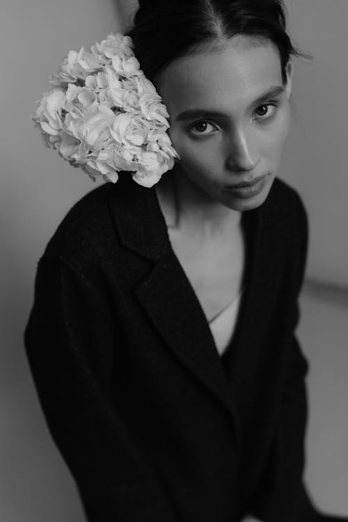 Fotos de stock gratuitas de blanco y negro, cabello, flores