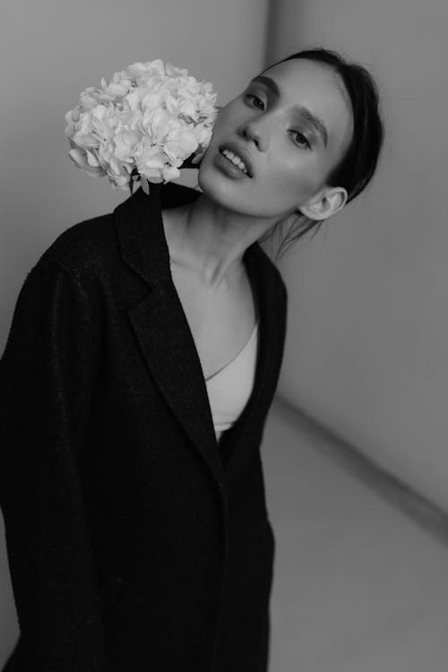 Immagine gratuita di bianco e nero, bouquet, cappotto