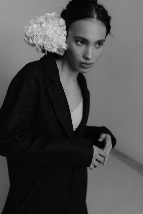 Základová fotografie zdarma na téma černobílý, kabát, květiny