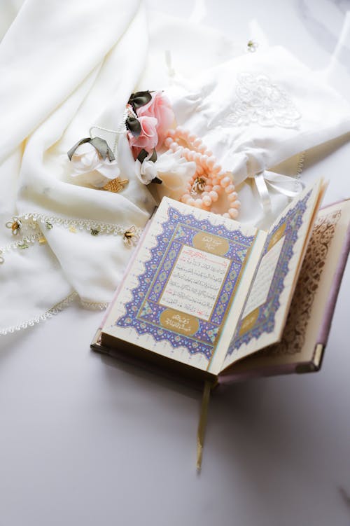 Fotobanka s bezplatnými fotkami na tému biele pozadie, islam, kniha