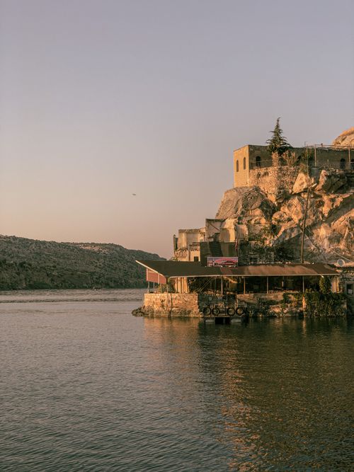 Free Breathtaking view of Rumkale fortress on the Halfeti River, captured beautifully at sunset in Turkey. Stock Photo