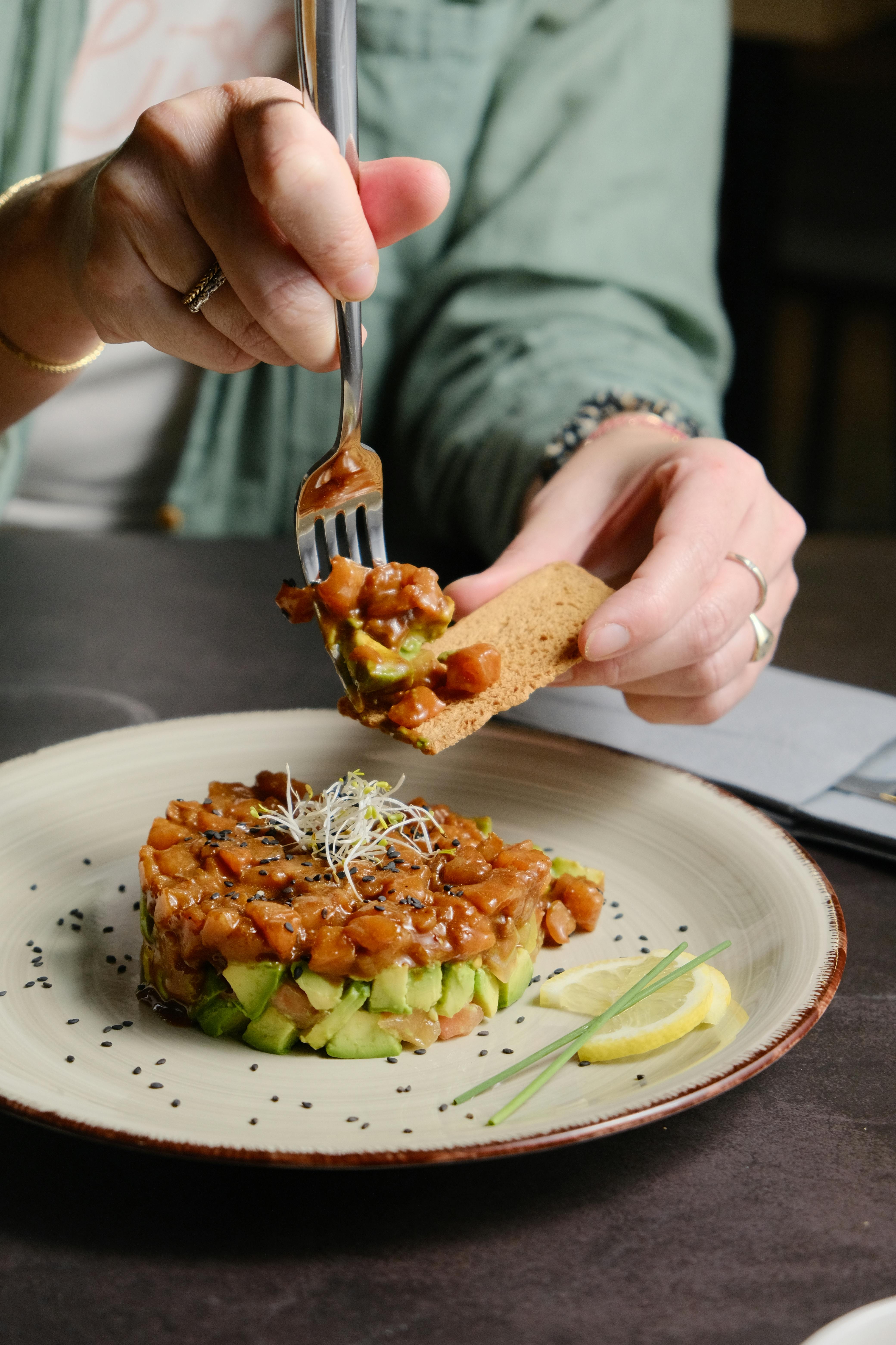 Gratis Mujer Comiendo Tartar De Salmón Foto de stock
