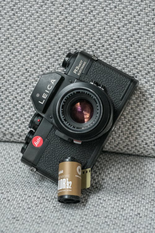 Бесплатное стоковое фото с аналоговая камера, вертикальный выстрел, вид сверху
