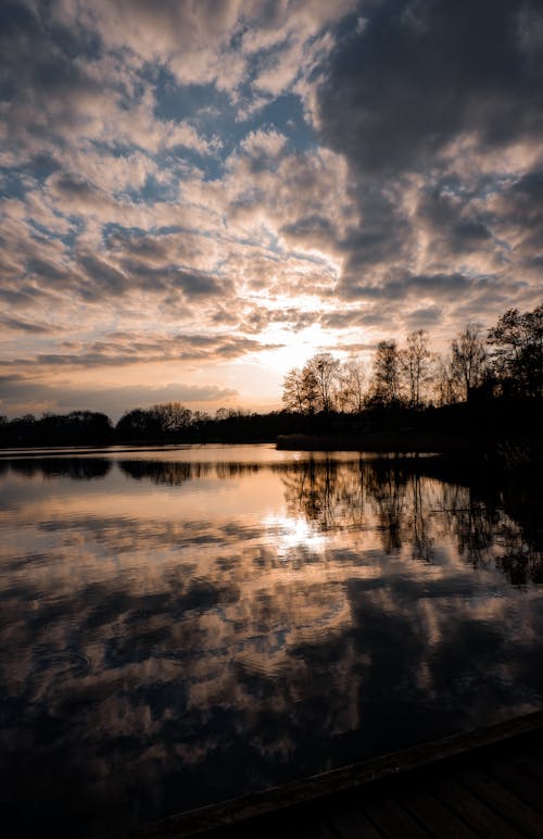Fotobanka s bezplatnými fotkami na tému jazero, krajina, obloha pokrytá oblakmi