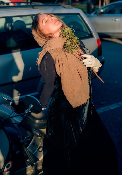 Foto d'estoc gratuïta de bufanda marró, cotxes, dona