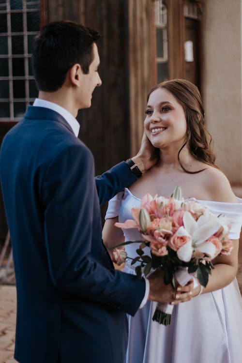 Gratis lagerfoto af blomster, brud, brud og gom