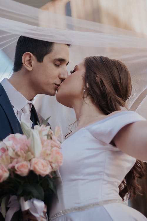 Immagine gratuita di baciando, bouquet, donna
