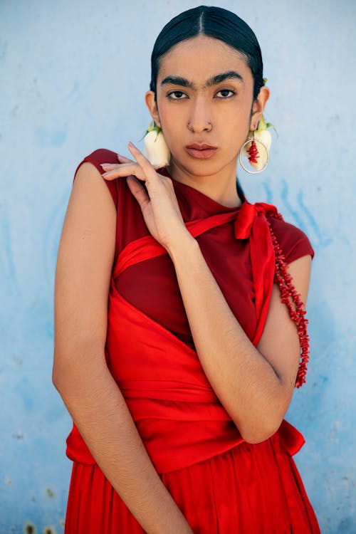 귀걸이, 모델, 빨간 드레스의 무료 스톡 사진