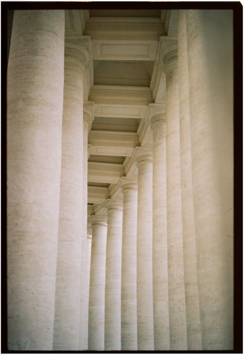 A long row of white columns with white pillars