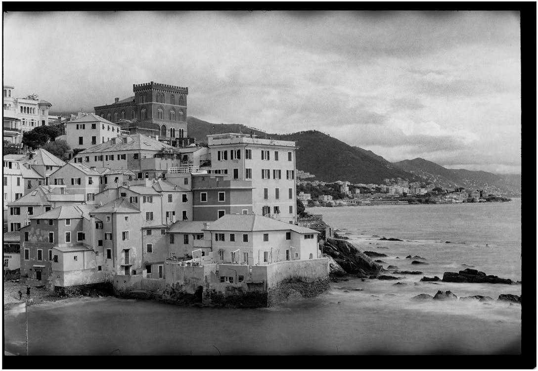 Foto d'estoc gratuïta de blanc i negre, ciutat, edificis