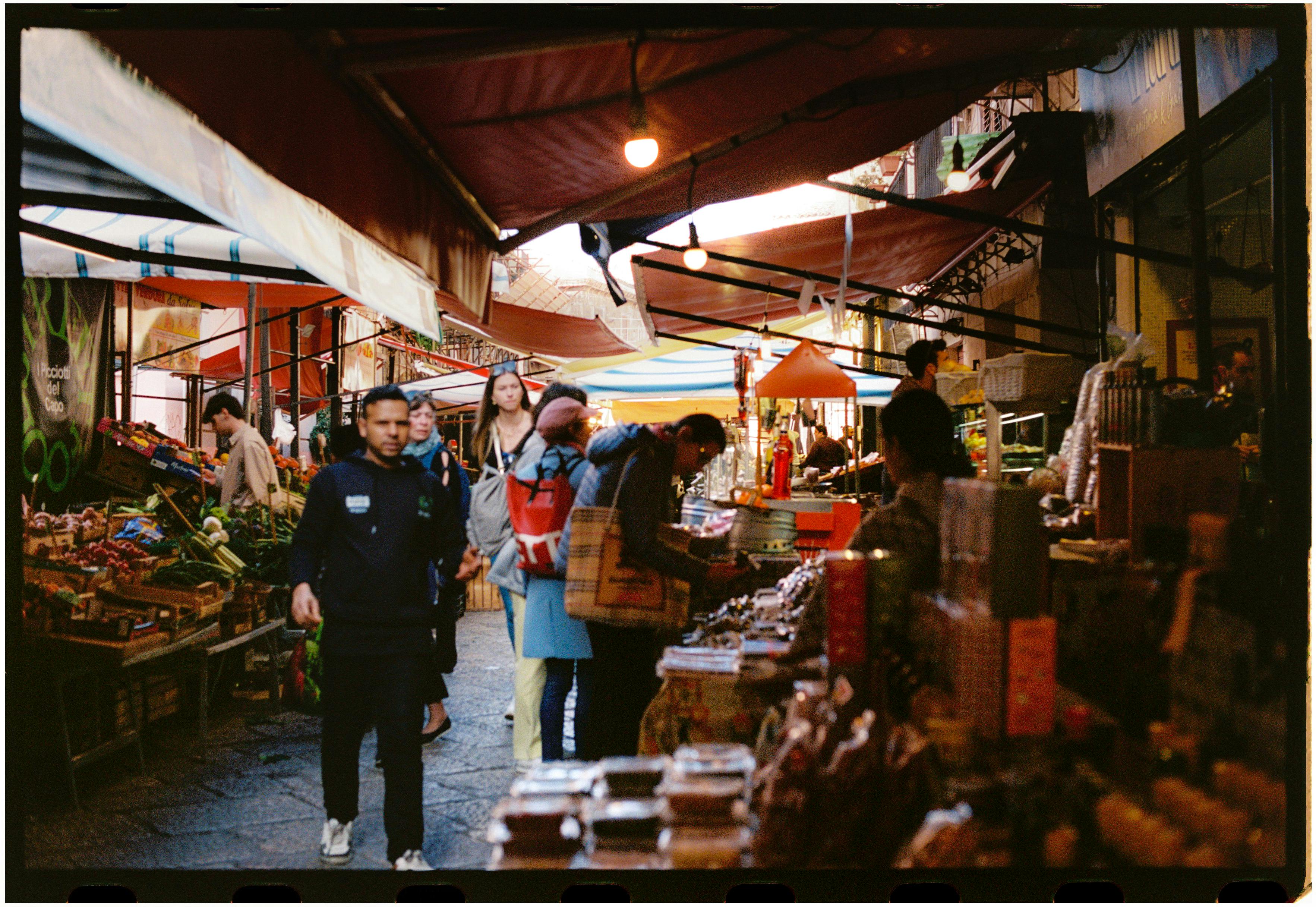 Campo de' Fiori morning shoppers