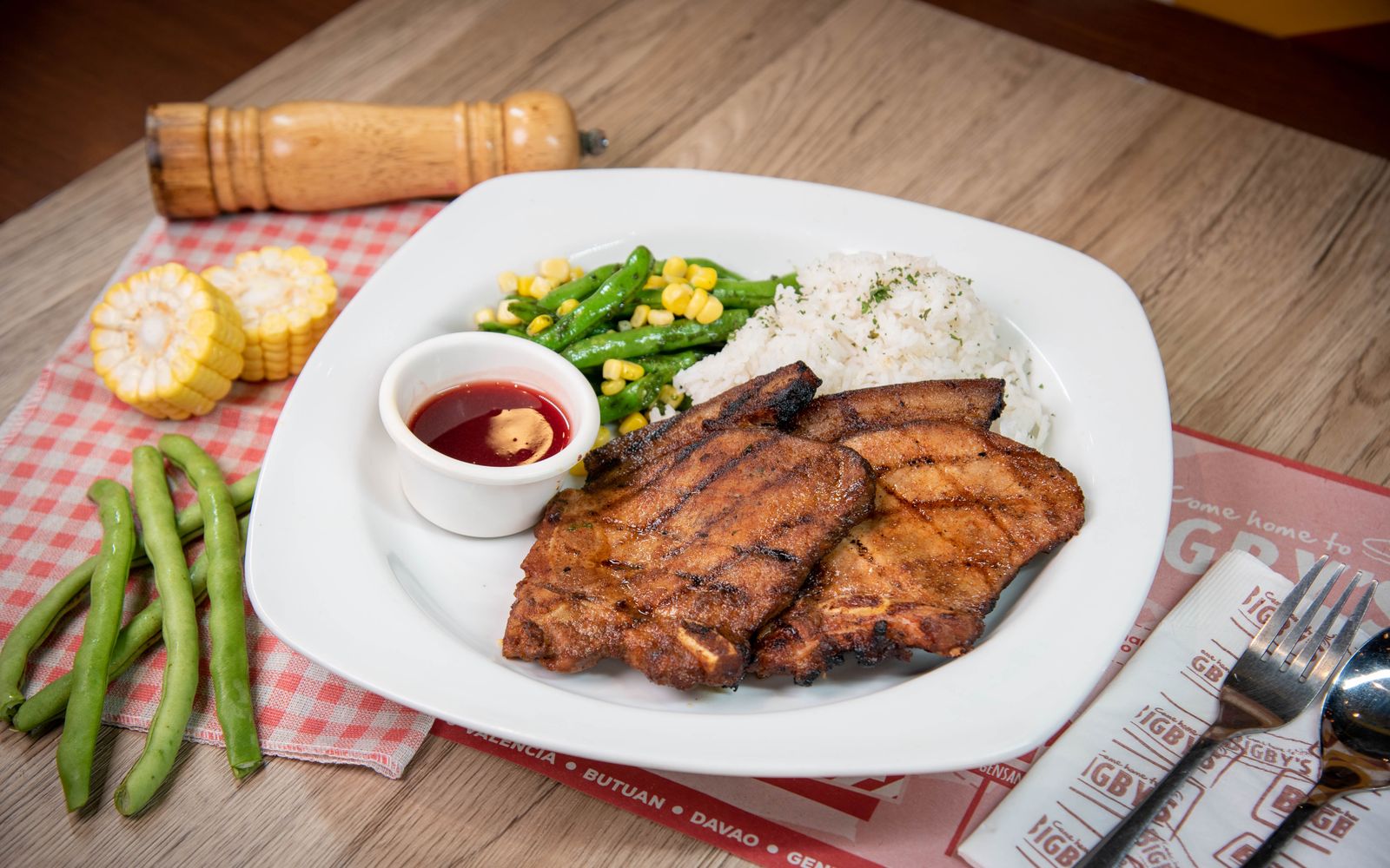 Foto de Bisteca suína ao alho e limão com arroz e couve refogada