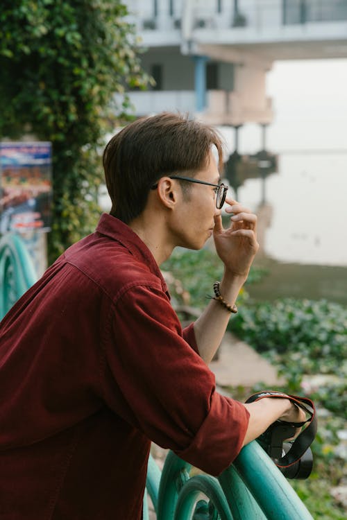 adam, asyalı adam, ayakta içeren Ücretsiz stok fotoğraf