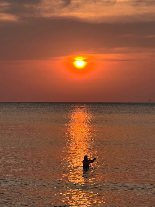 Darmowe zdjęcie z galerii z mężczyzna, morze, na stojąco