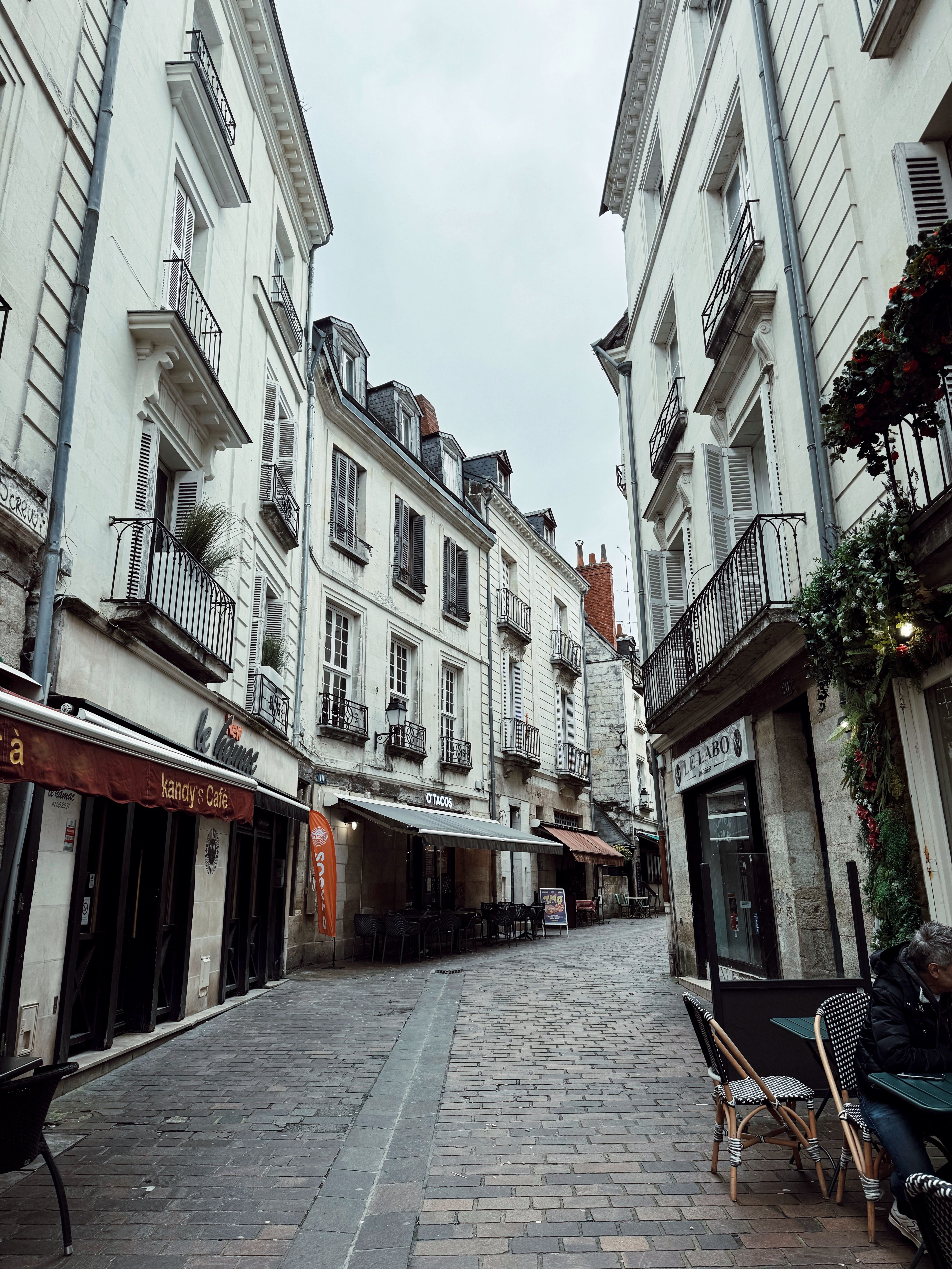 Rue piétonne du Vieux-Tours avec ses façades en tuffeau
