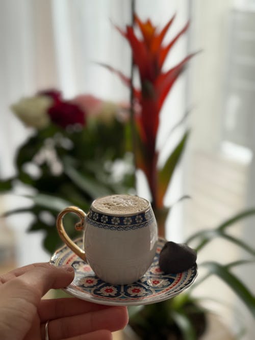 Foto d'estoc gratuïta de arranjament floral, beguda, beure cafè
