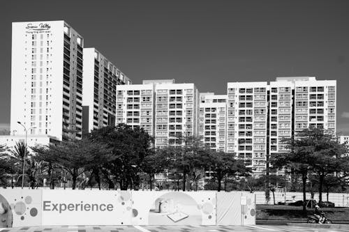 Kostnadsfri bild av gråskale, klar himmel, lägenhetsbyggnader