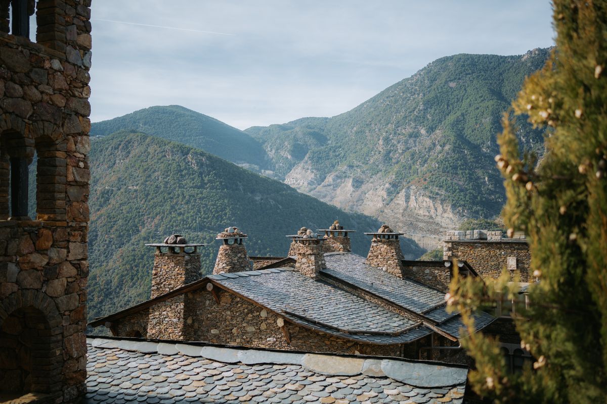Case medievale din piatră în satul Aubinya, sub crestele Pirineilor andorrani