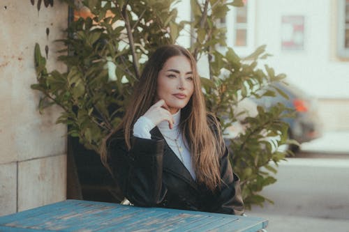 Fotos de stock gratuitas de chaqueta de cuero, cuello alto blanco, esperando