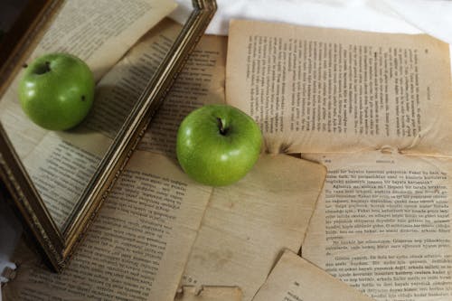 apple, ayna, meyve içeren Ücretsiz stok fotoğraf