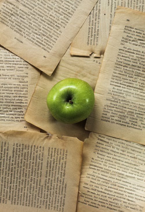 Бесплатное стоковое фото с вертикальный выстрел, вид сверху, зеленое яблоко